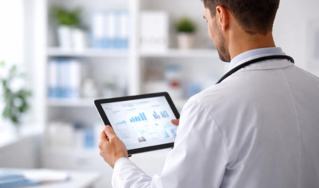 professionnel-sante-tablette-cabinet-medical