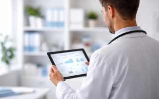 professionnel-sante-tablette-cabinet-medical