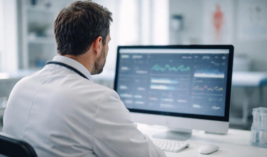 medecin-blouse-ordinateur-bureau-moderne