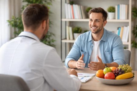 nutritionniste-client-bureau-fruits-livres