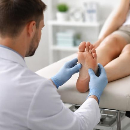 podologue-examine-pied-consultation-lumineuse